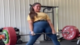 Amanda Lawrence (84KG) verplettert een gepauzeerde deadlift van 551 pond voor een nieuwe PR