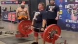Kijk hoe Devin Burger een deadlift van 1.100 pond in zilver er gemakkelijk uit laat zien