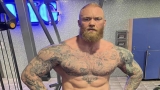 Hafthor Björnsson ziet er geript uit na een rug- en buiktraining