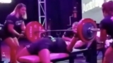 Powerlifter Julia Mills scoort in totaal meer dan 1.350 pond, breekt Brits damesrecord