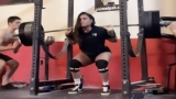 Powerlifter Kheycie Romero Squats 234 kilogram (516-pond) voor 2 herhalingen