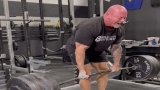 Bekijk de 54-jarige Stan Efferding, voltooi een deadlift met een snelheid van 725 pond